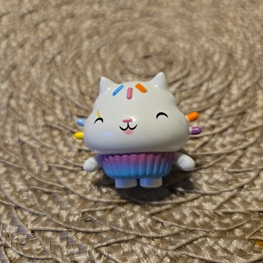 DreamWorks Gabby's Dollhouse Cakey's Cupcake Cat Mini Toy Figure Cake Topper